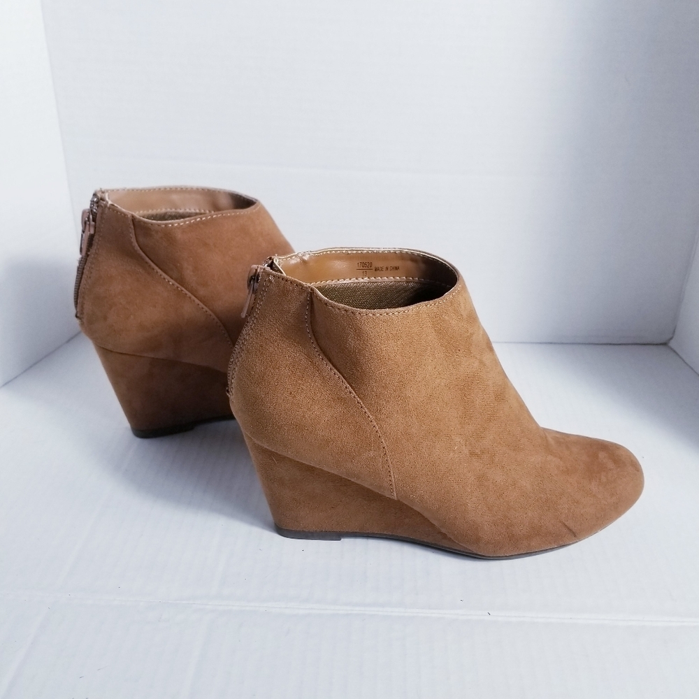 FIONI BROWN WEDGE BOOTS SIZE 7.5